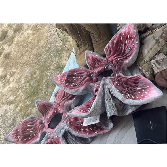 NWT Stranger Things Demogorgon Mask Rubie's Costume Co Mask Illusions - Picture 1 of 3